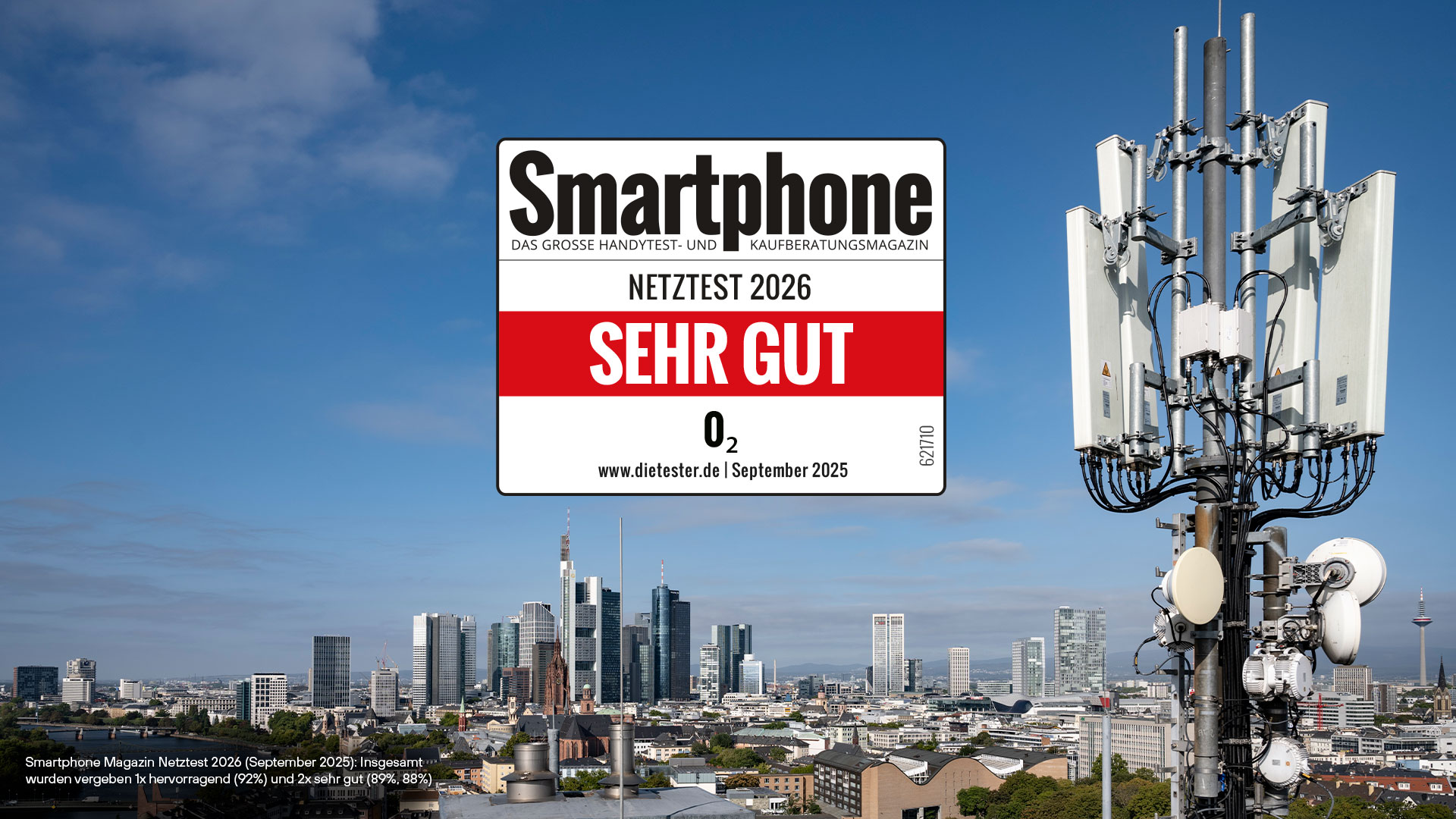 Nahaufnahme einer Mobilfunkantenne in Frankfurt am Main. Daneben ist das Siegel des Smartphone Magazins zum Netztest 2025 abgebildet mit der Bewertung "sehr gut"