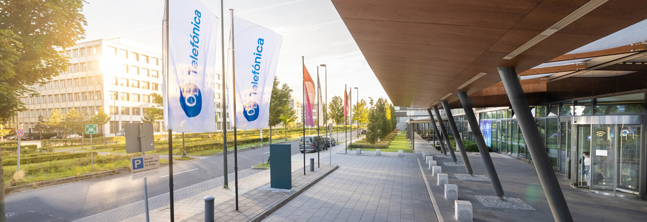 Telefónica Flaggen vor dem Telefónica Gebäude in Düsseldorf