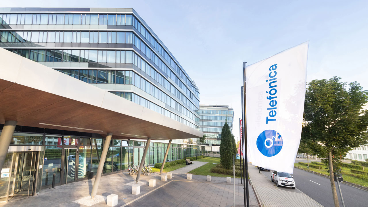 Telefónica Flaggen vor dem Telefónica Gebäude in Düsseldorf